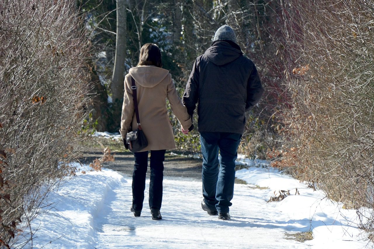 A-couple-walking-in-snow