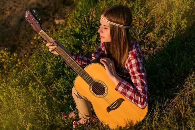 girl-playing-on-guitar