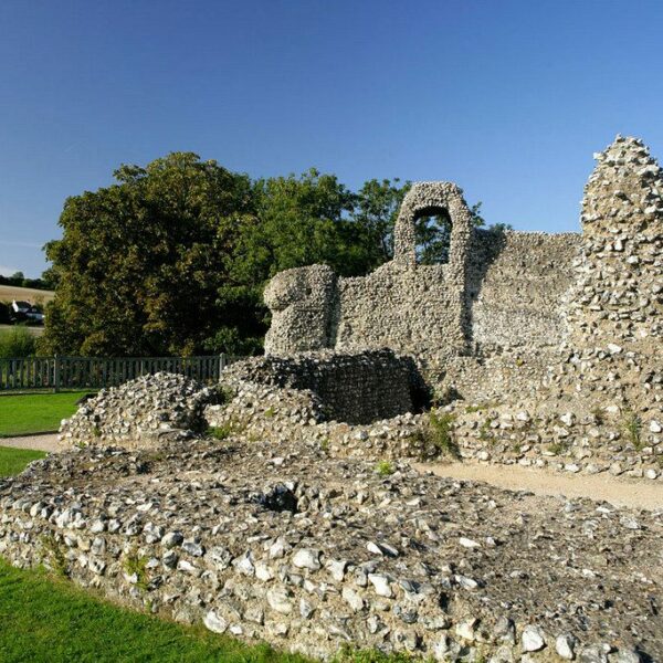 The stone ruins of Eynsford Castle on a clear day